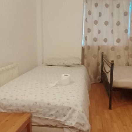 Private Rooms In 3 Bedroom Flat!! London Ngoại thất bức ảnh